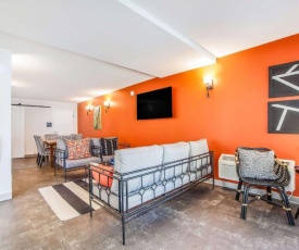Holiday Shores, Ascend Hotel Collection